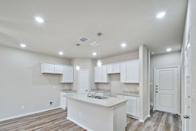 Foto del edificio - New Luxury Home! Call Today!