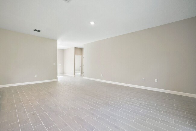 Foto del edificio - Private New Construction Home with Extended Driveway & Open Concept
