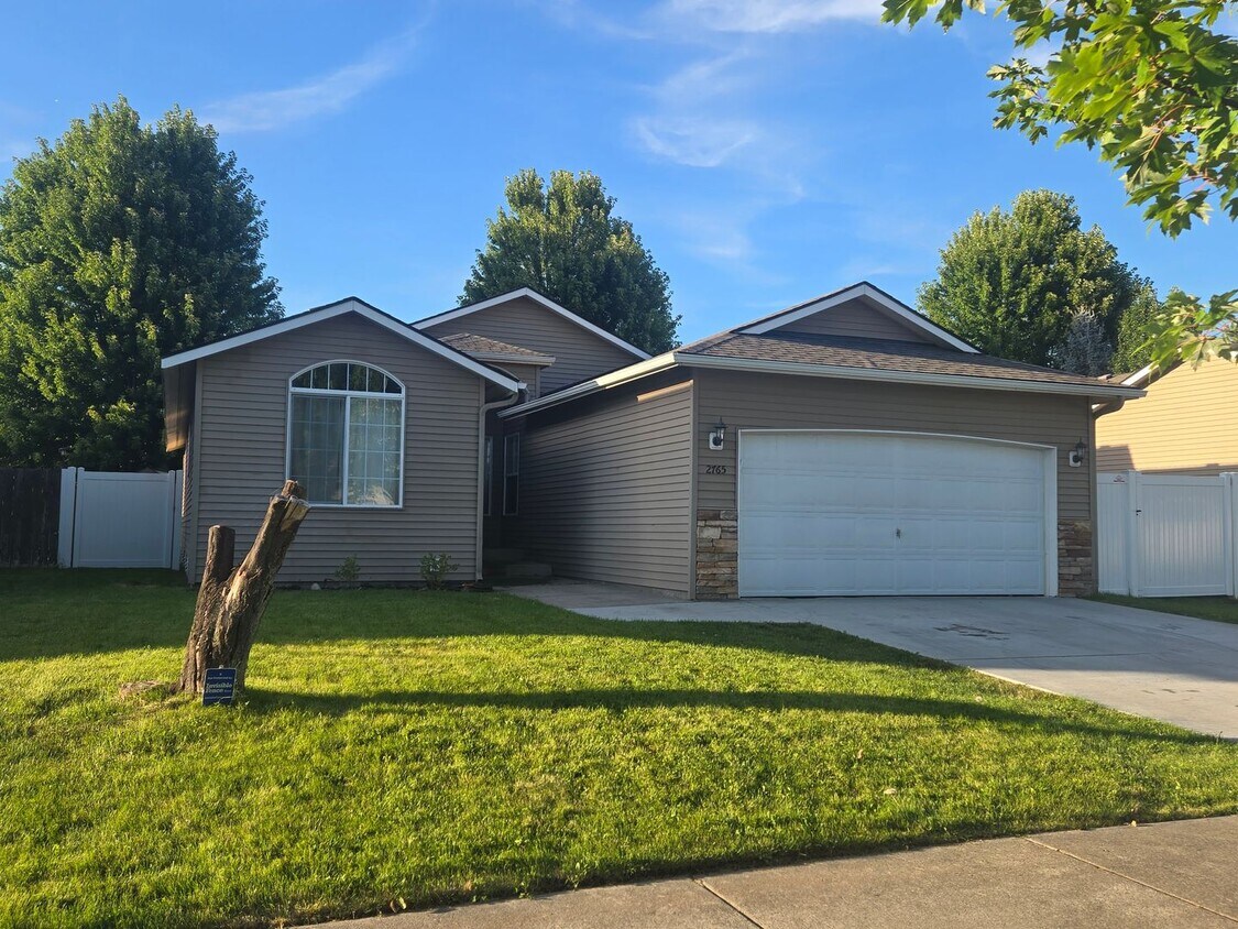 Foto principal - For Rent: 3 Bed, 2 Bath Home with Garage i...