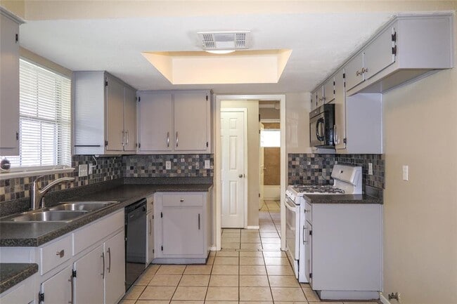 Building Photo - 308 Golden Oaks Dr