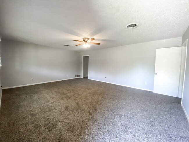 Foto del edificio - Charming 3-Bedroom Home with Cozy Fireplace