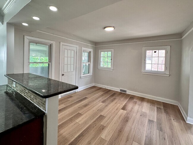 Foto del edificio - LARGE WESTSIDE FULLY REHABBED HOME -  3 be...