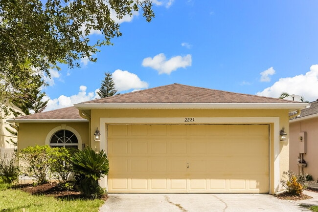 Building Photo - 2221 Heathwood Cir