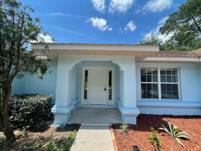 Building Photo - 3 Bedroom 2 bath 2 Car Garage situated on a large Corner Lot in SW Ocala