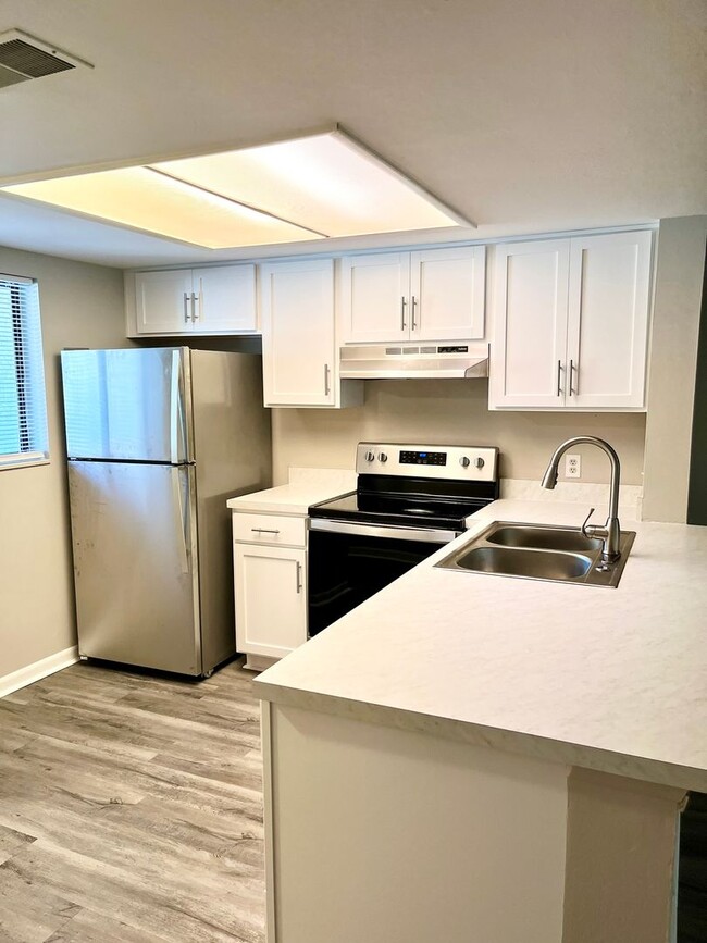 Building Photo - 2 bedroom, 2 bath Condo on 1st floor locat...