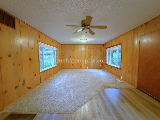 Foto del edificio - Bright Milwaukie Home with Deck and Large Yard!