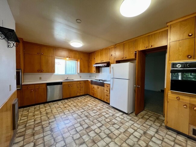 Foto del edificio - Non-Refundable & Security Deposit Total: $...