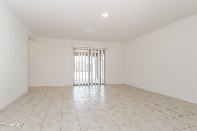 Foto del edificio - 25393 W Clanton Ave