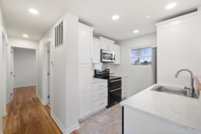 Building Photo - 389 Thompson St