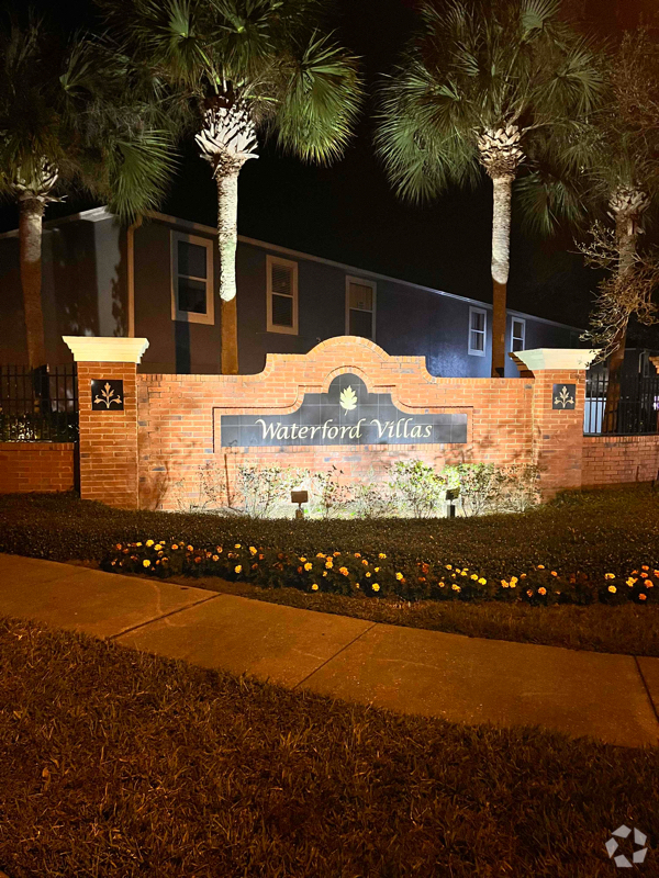 ROOMS TO GO - WATERFORD LAKES - 29 Photos & 21 Reviews - 1500 N