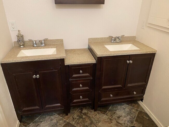 Building Photo - Stanwood Duplex