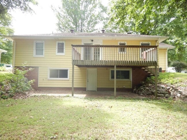 Building Photo - 25 Lakeview Dr