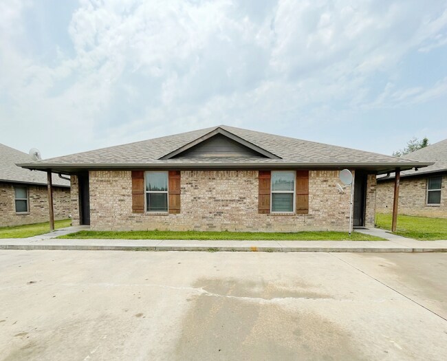 Building Photo - Cozy 2/2 Duplex in Durant ISD