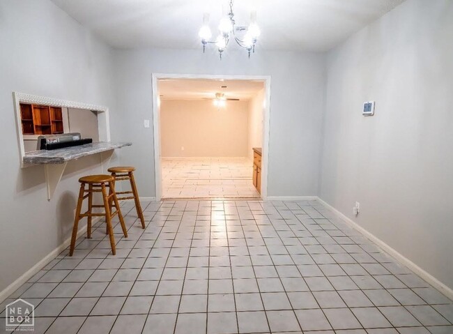 Building Photo - 4 Bed / 2 bath with Great Room! Available ...