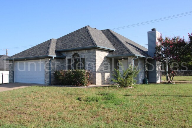 Foto del edificio - Spacious Corner Lot Killeen Home with Fruit-Bearing Backyard Trees