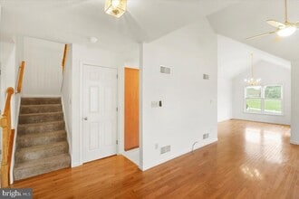 Building Photo - 10 Stable Dr
