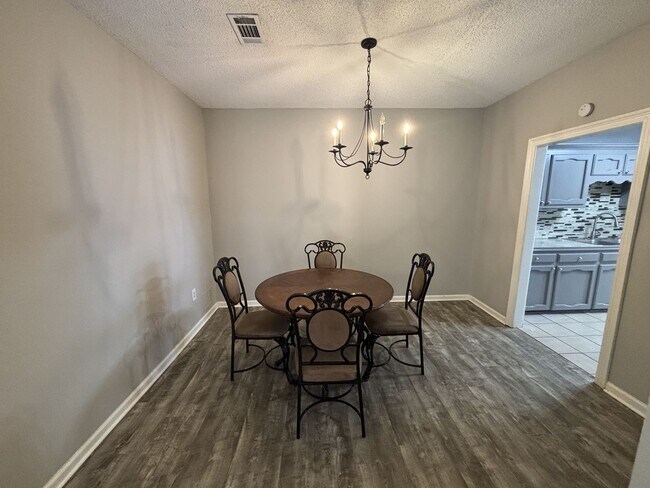 Foto del edificio - 326 Stoney Creek Ave