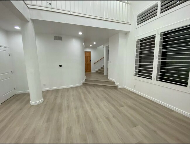 Large Entryway - 7301 Vassar Ave