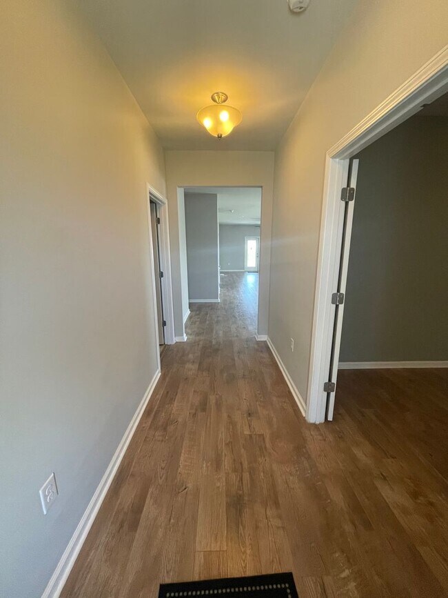 Foto del edificio - Beautiful 4 Bedroom Home w/ Large Fenced Yard