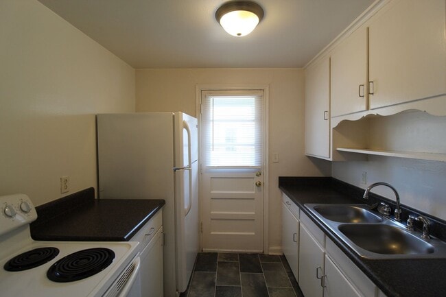 Building Photo - One Bedroom Duplex in North Kansas City