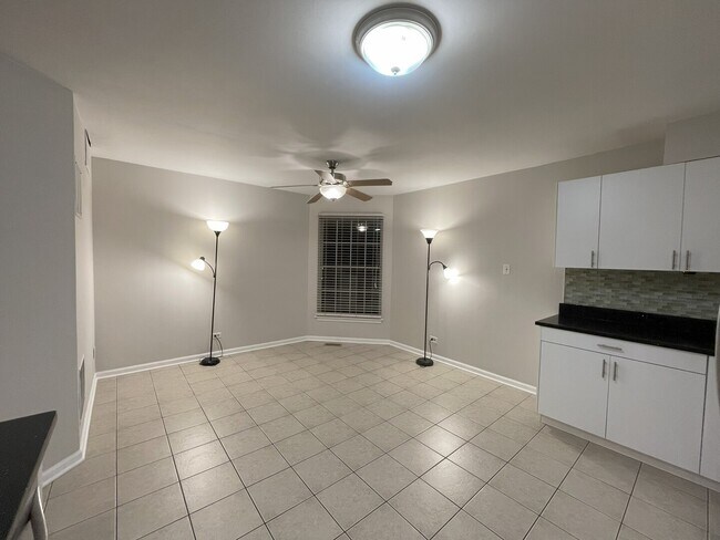Foto del edificio - 243 Old Oak Ct W