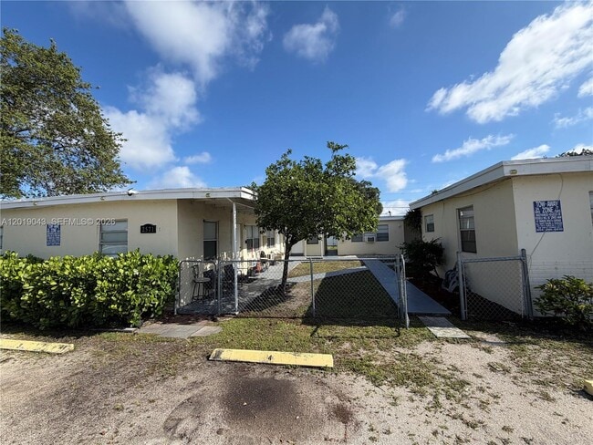 Building Photo - 2571 NW 13th Ct