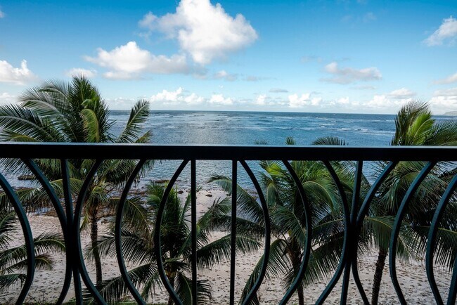 Building Photo - BEACH FRONT 2/2/1pkg, furnished condo on W...