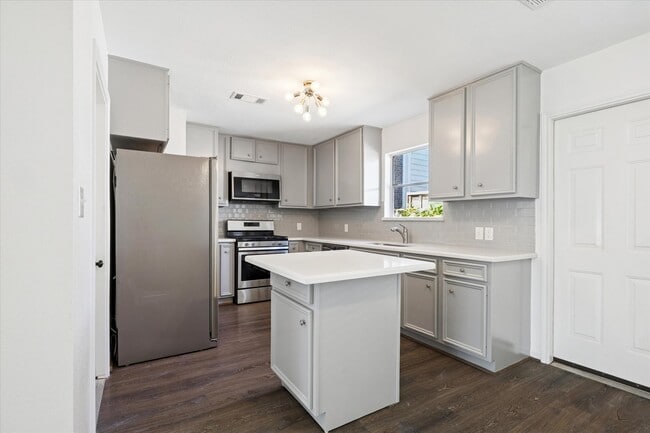 Building Photo - 4404 Vivian St