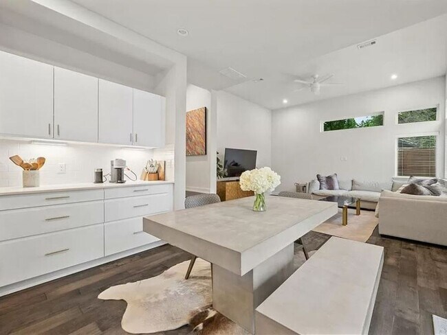 Foto del edificio - Charming 2-Bedroom, 3-Bathroom Condo with ...