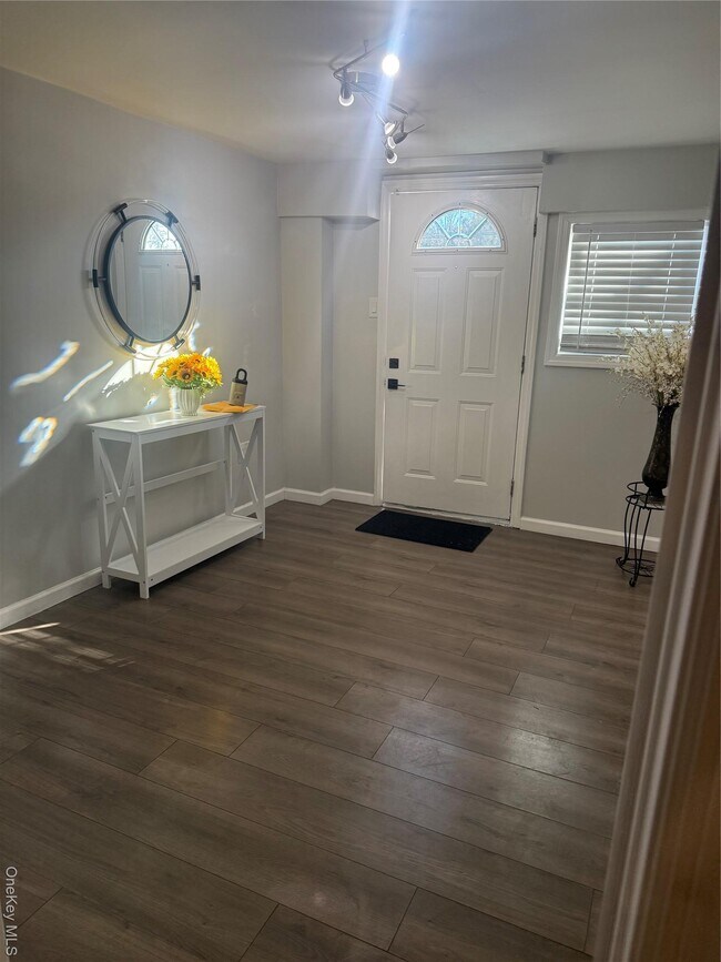 Foto del edificio - 1029 Commack Rd