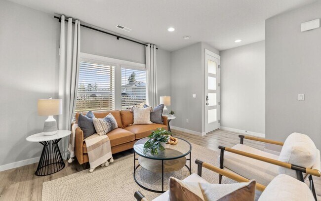 Foto del edificio - Brand New & Beautiful !  Holt Home-3 BR 2....