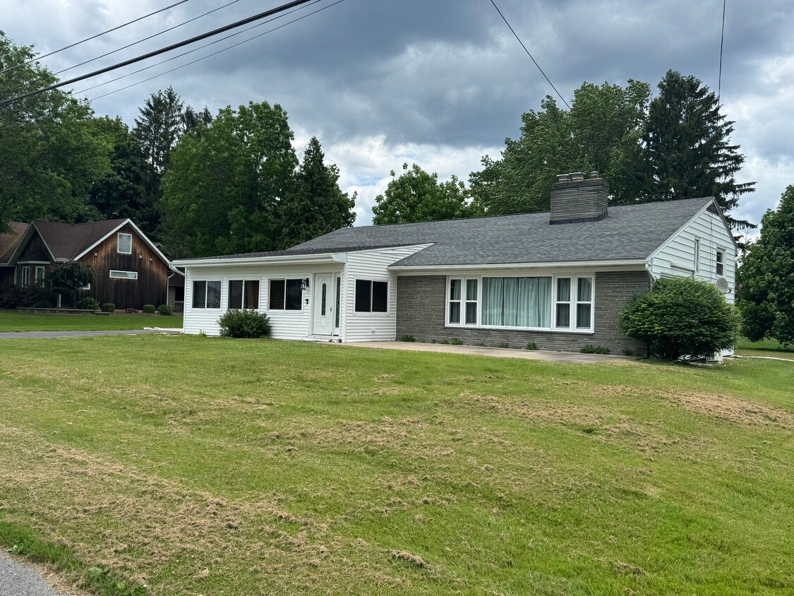 Primary Photo - 8810 Seneca Ave