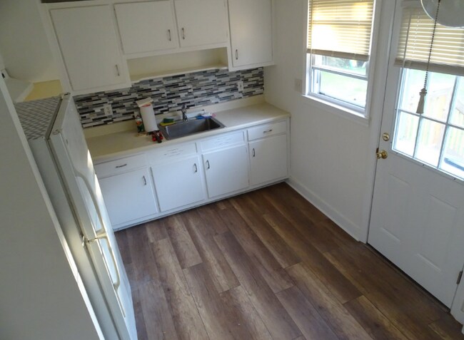 Comer en la cocina - 3 Neillian St