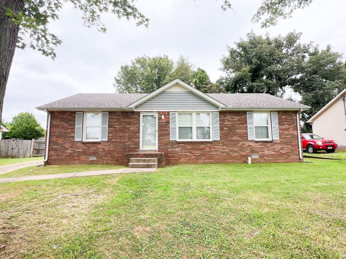 Primary Photo - 3 Bedroom 2 Bathroom Home!