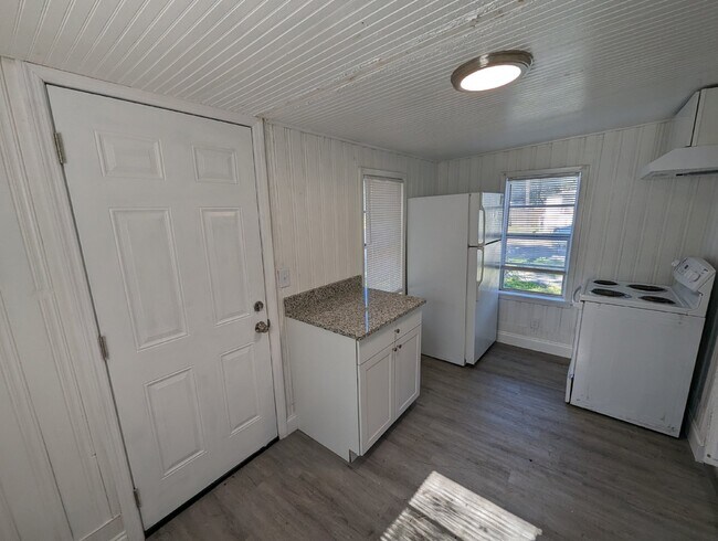 Building Photo - Quiet 3 bedroom