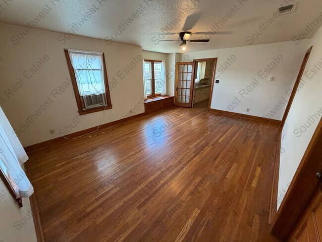 Foto del edificio - Spacious 2 bedroom 1 bath with a shop