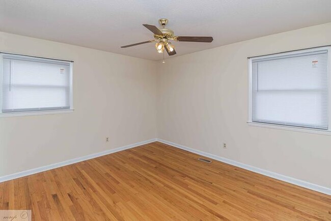 Building Photo - Oak Circle Subdivision