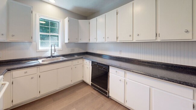 Building Photo - Newly remodeled 3 bedroom home with mother...