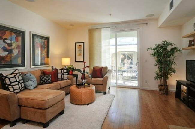 Foto del edificio - Beautiful Contemporary 3BR/3BA Tri Level T...