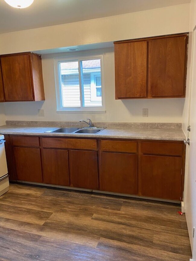 Foto del edificio - $1025 Goodyear Heights 2 BR  Twinplex for ...