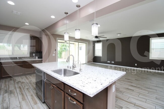 Building Photo - 3080 S Jasmine Dr
