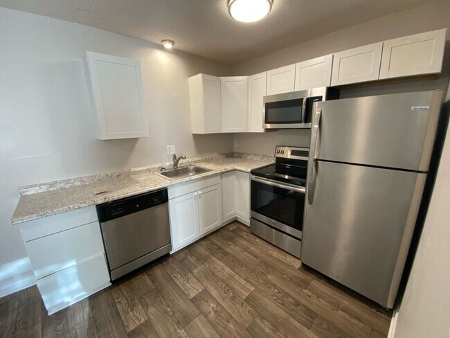 Building Photo - Fully Renovated 2 Bed 1 Bath Apartment By Downtown Summerville!