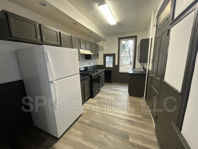 Foto del edificio - 649 W College Ave