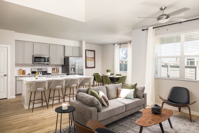 Techos altos, grandes ventanales y patios traseros privados. - VellaTerra Townhomes