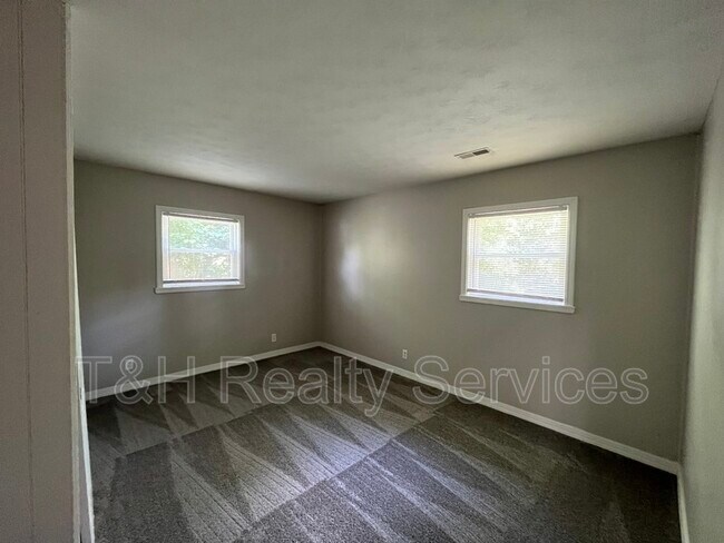 Building Photo - 3831 Bennett Dr