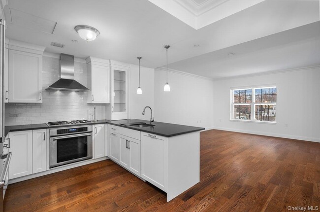 Building Photo - 10 Byron Pl