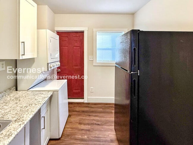 Building Photo - 203 9th Ave W