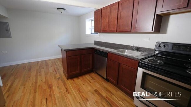 Building Photo - 1 bedroom in CHICAGO IL 60657