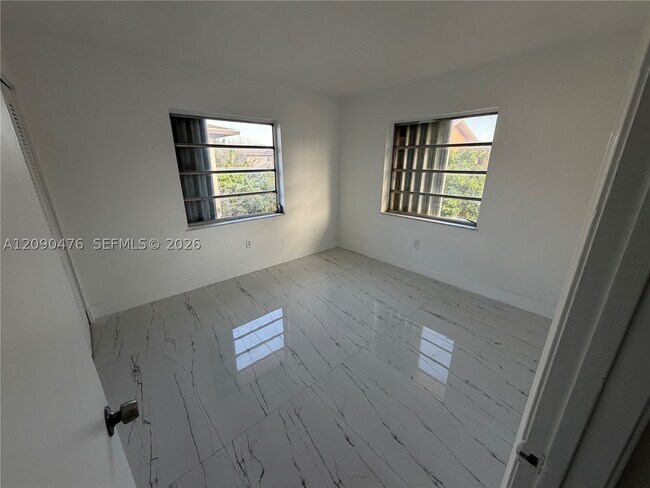 Foto del edificio - 1760 W 42nd St
