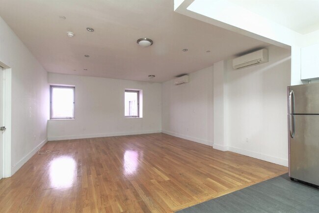 Foto del edificio - LUXURY 1 BED LOFT in Queens!